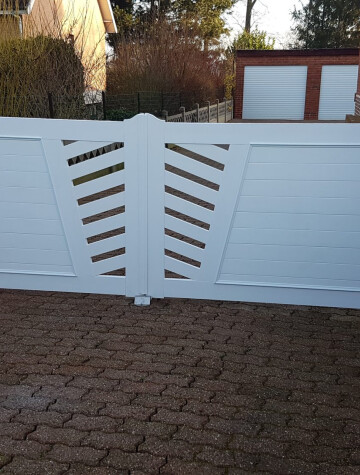 Portail blanc à lames ajourées, entrée pavée