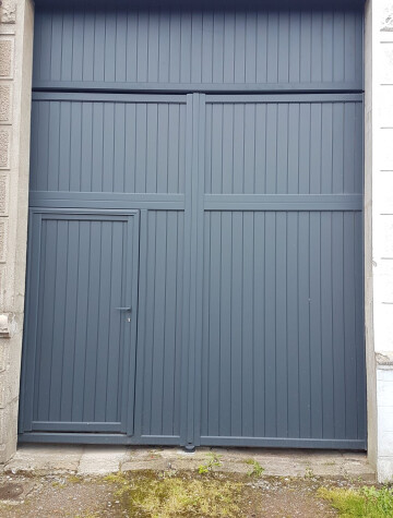 Porte de garage basculante grise à cadre