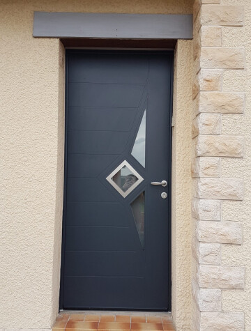 Porte d’entrée anthracite à vitrage losange, encadrement en pierre