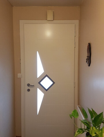 Porte d’entrée blanche à motif losange, vue depuis l’intérieur
