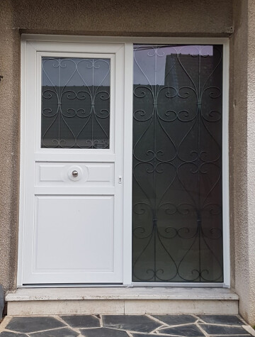 Porte d’entrée blanche avec fixe vitré, sous auvent