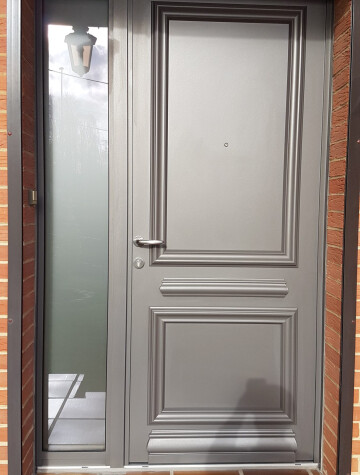 Porte d’entrée taupe à panneaux moulurés