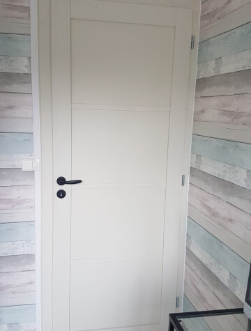 Porte intérieure blanche, chambranle blanc