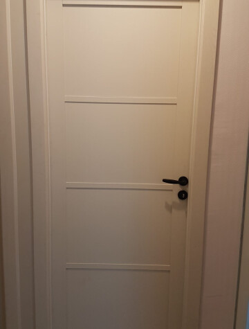 Porte intérieure beige à traverses