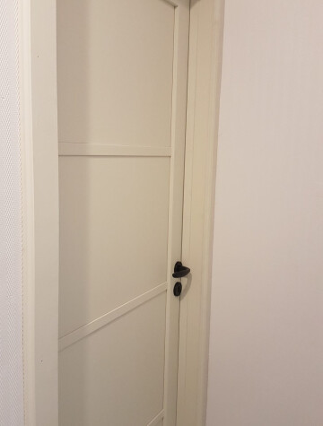 Porte intérieure beige à traverses, chambranle assorti