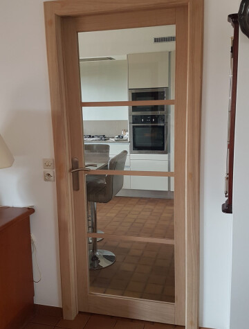 Porte intérieure vitrée bois clair, ouvrant sur la cuisine