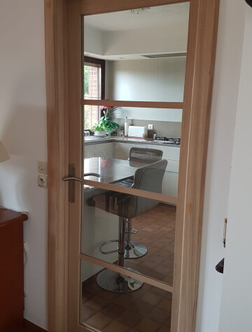 Porte intérieure vitrée bois clair, vue du séjour