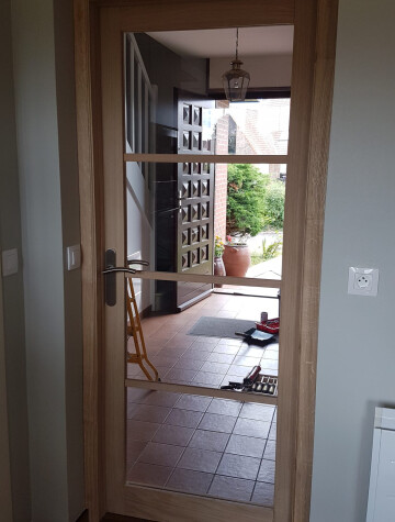 Porte intérieure vitrée bois clair, enfilade de pièces
