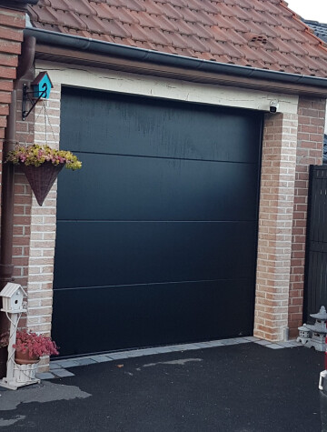 Porte de garage sectionnelle anthracite, encadrement en brique