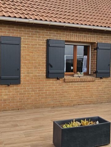 Volets battants gris anthracite sur pavillon, menuiseries bois