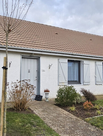 Volets battants bleus sur pavillon de plain-pied