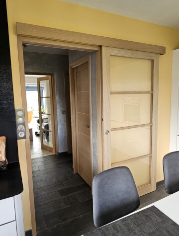 Porte intérieure coulissante bois clair, entre cuisine et séjour