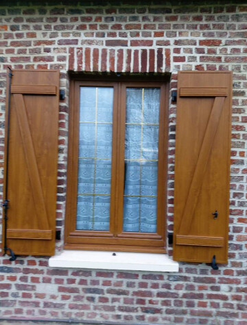 Fenêtre bois et volets battants bois, façade en brique