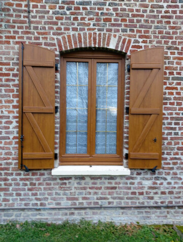 Fenêtre bois et volets battants bois, mur en brique ancienne